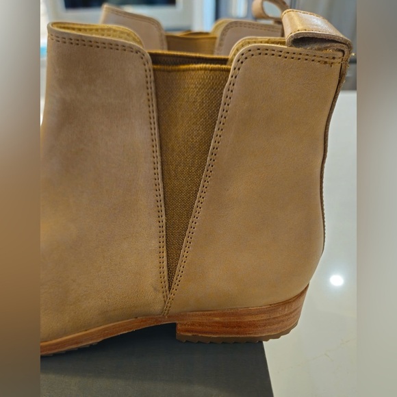 Nisolo Almond Eva Everyday Chelsea Leather Boots - Picture 10 of 16